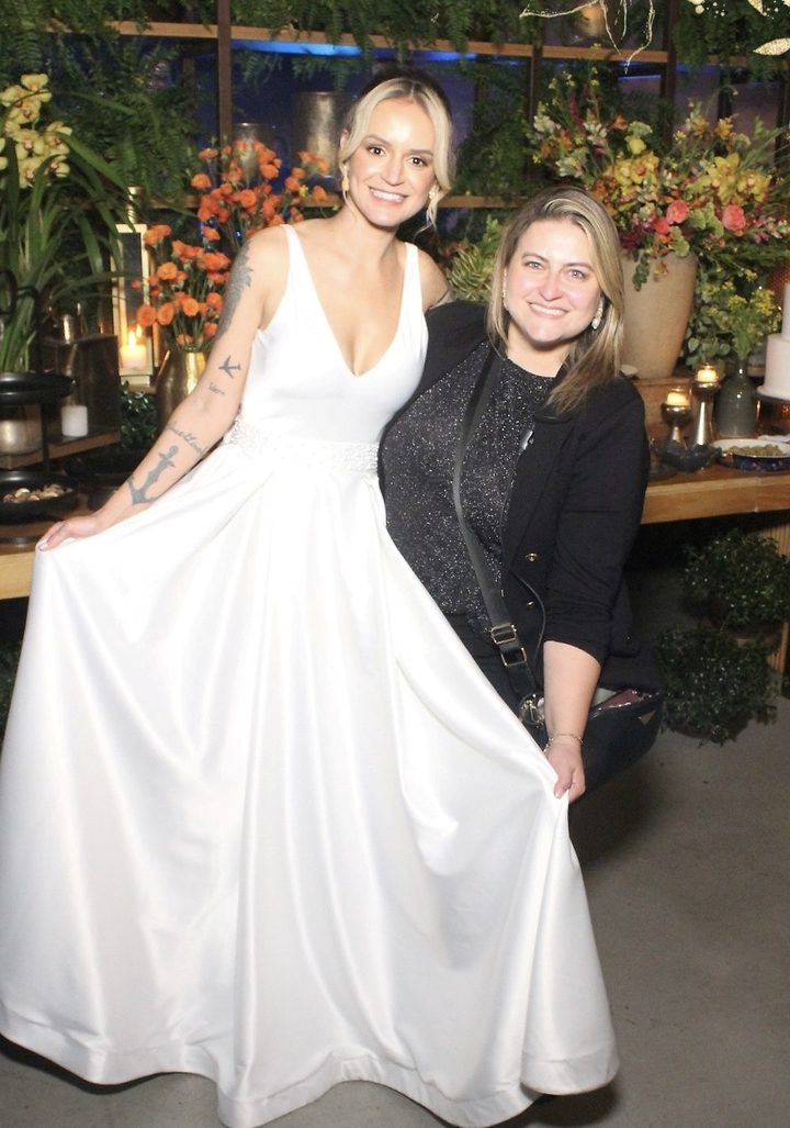 Silvia ao lado de uma noiva em um casamento